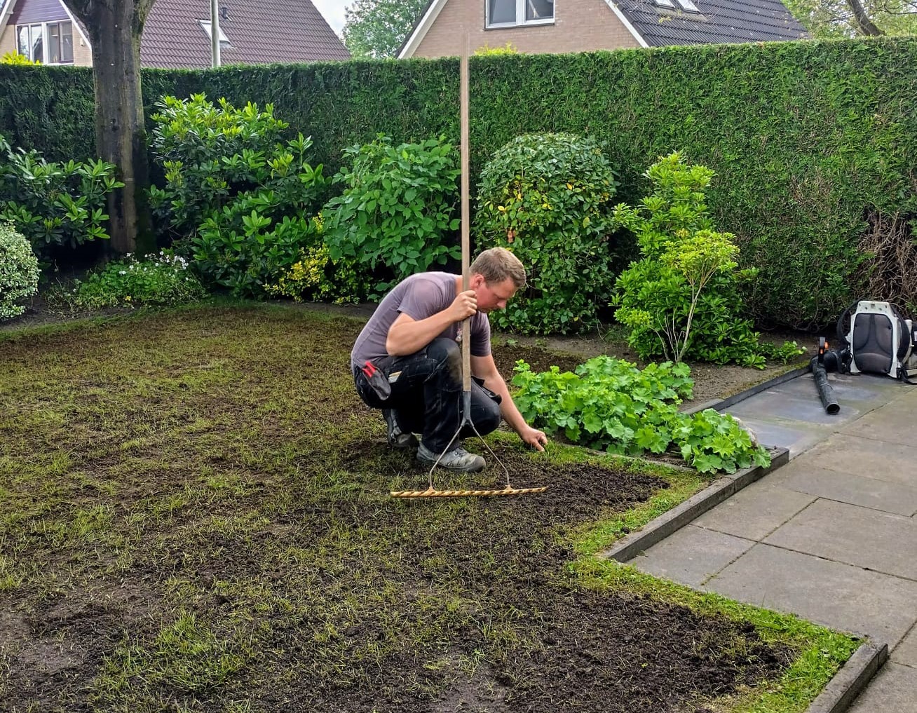 Tuinman in tuin