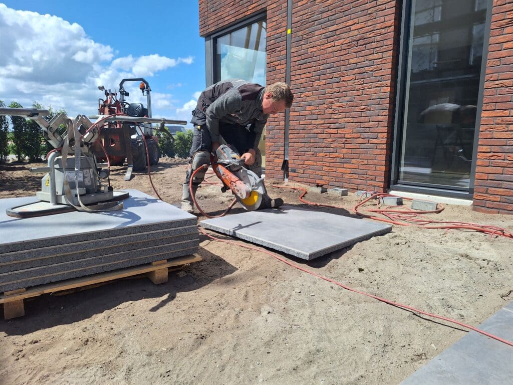 Hovenier legt bestrating