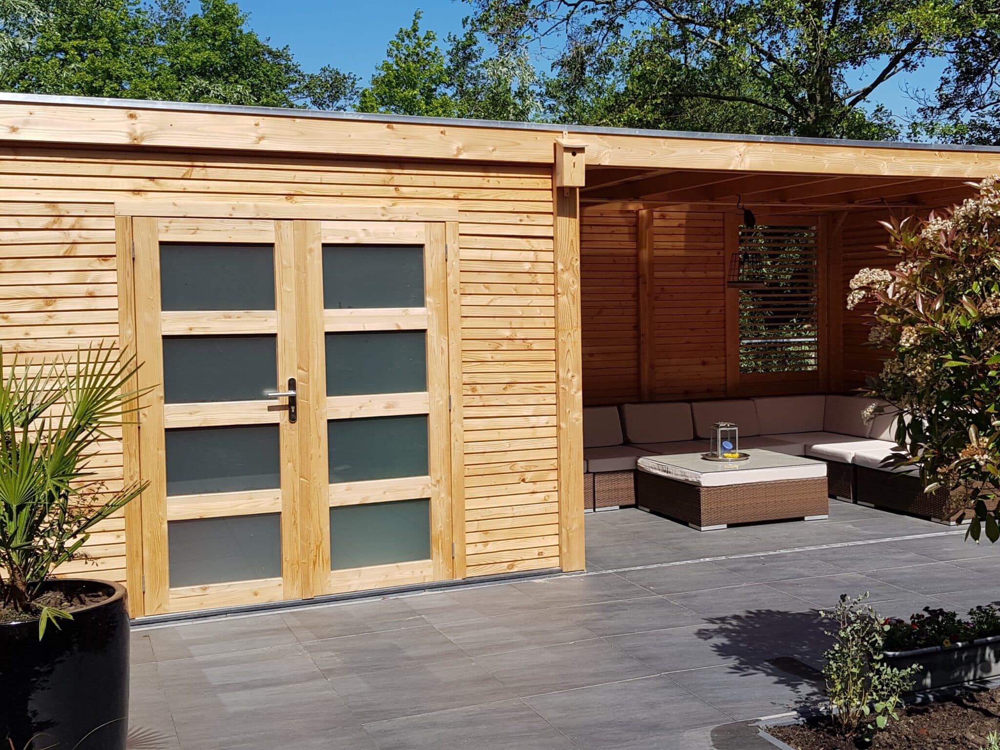 Tuinhuisje met overkapping