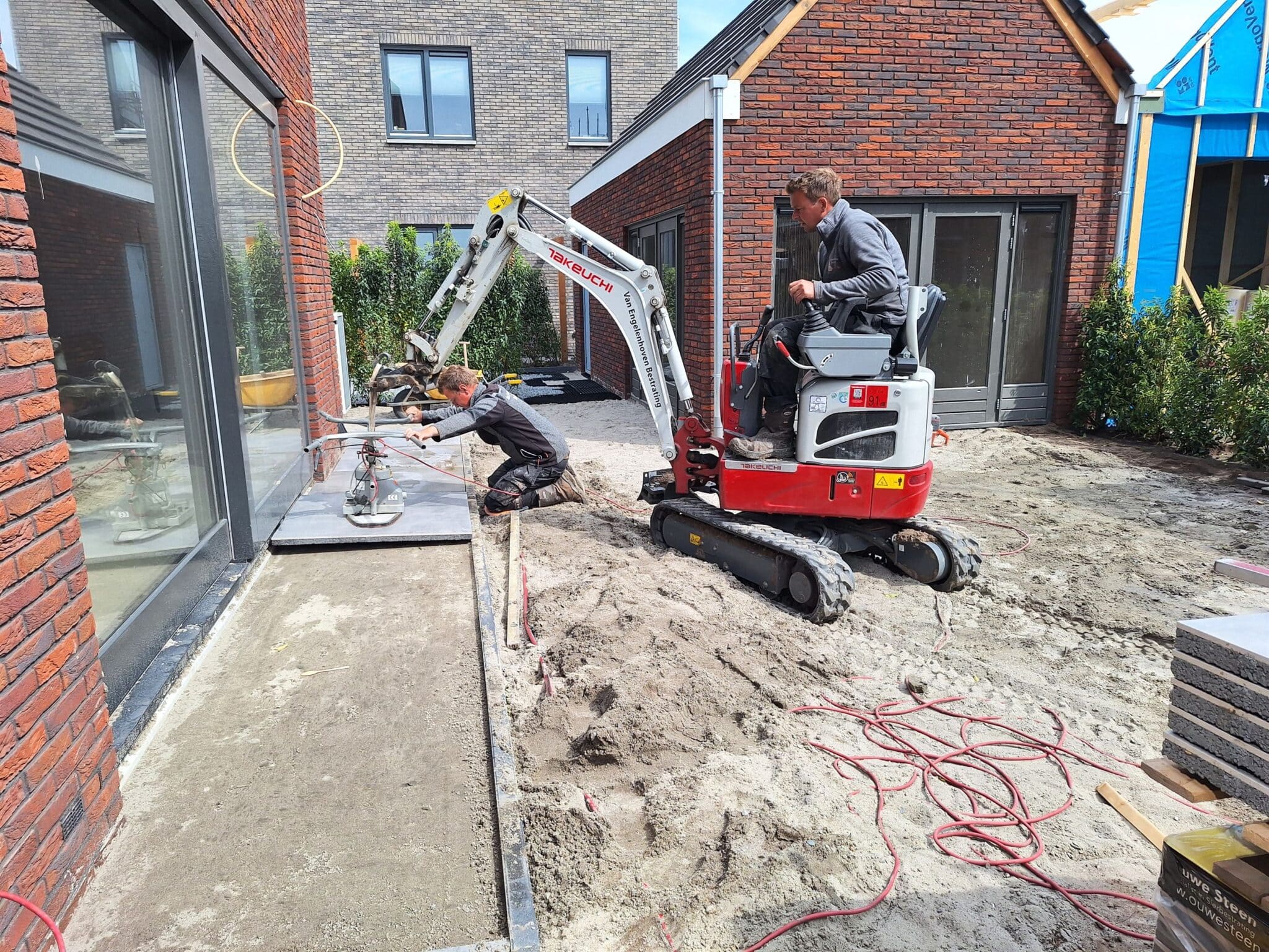 Hovenier op graafmachine